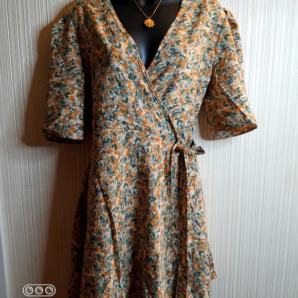 Beautiful party Dress - Picture 2 of 5